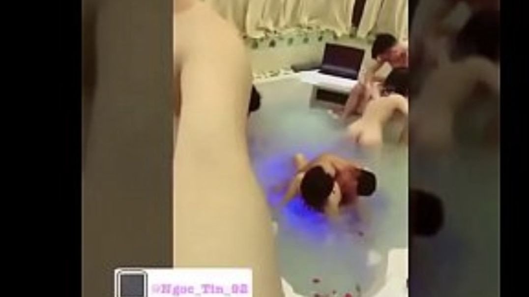 Chơi gái tập thể trong bể bơi.