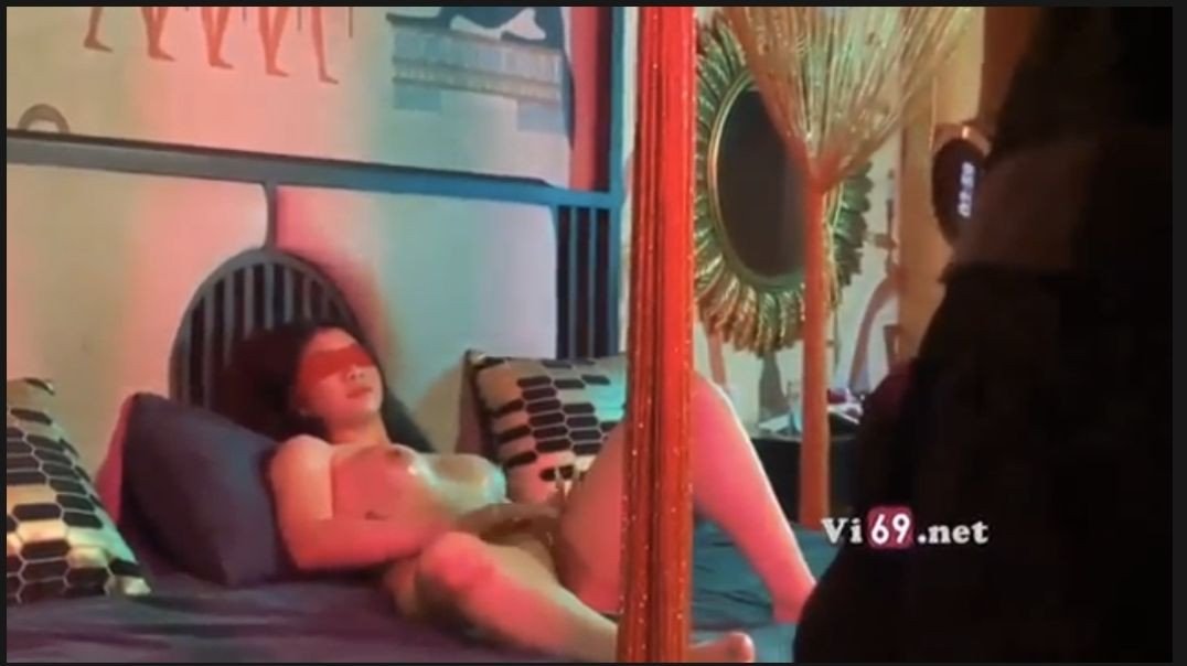 Một buổi chụp hình với em người mẫu khỏa thân