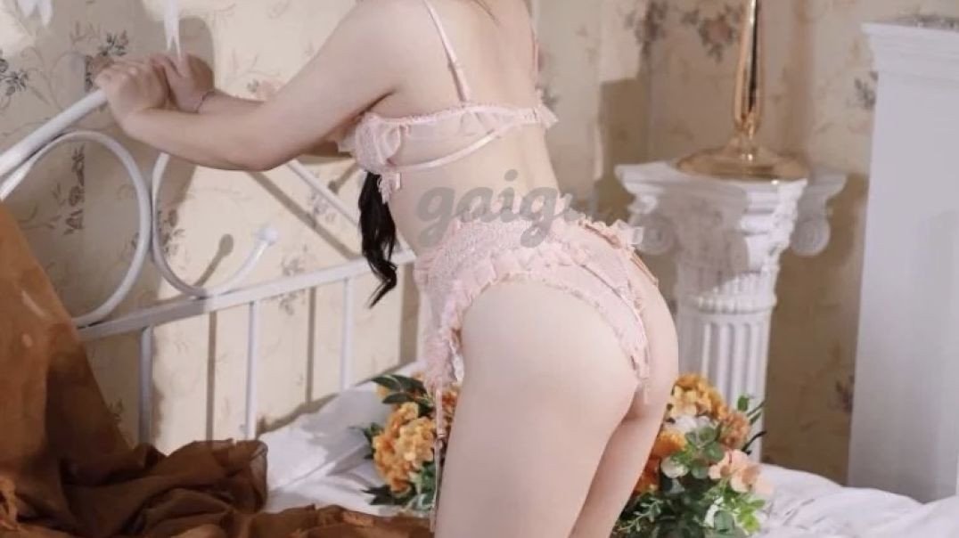 KHÁNH VY - EM GÁI DA TRẮNG, DÁNG ĐẸP BƯỚM XINH - 6